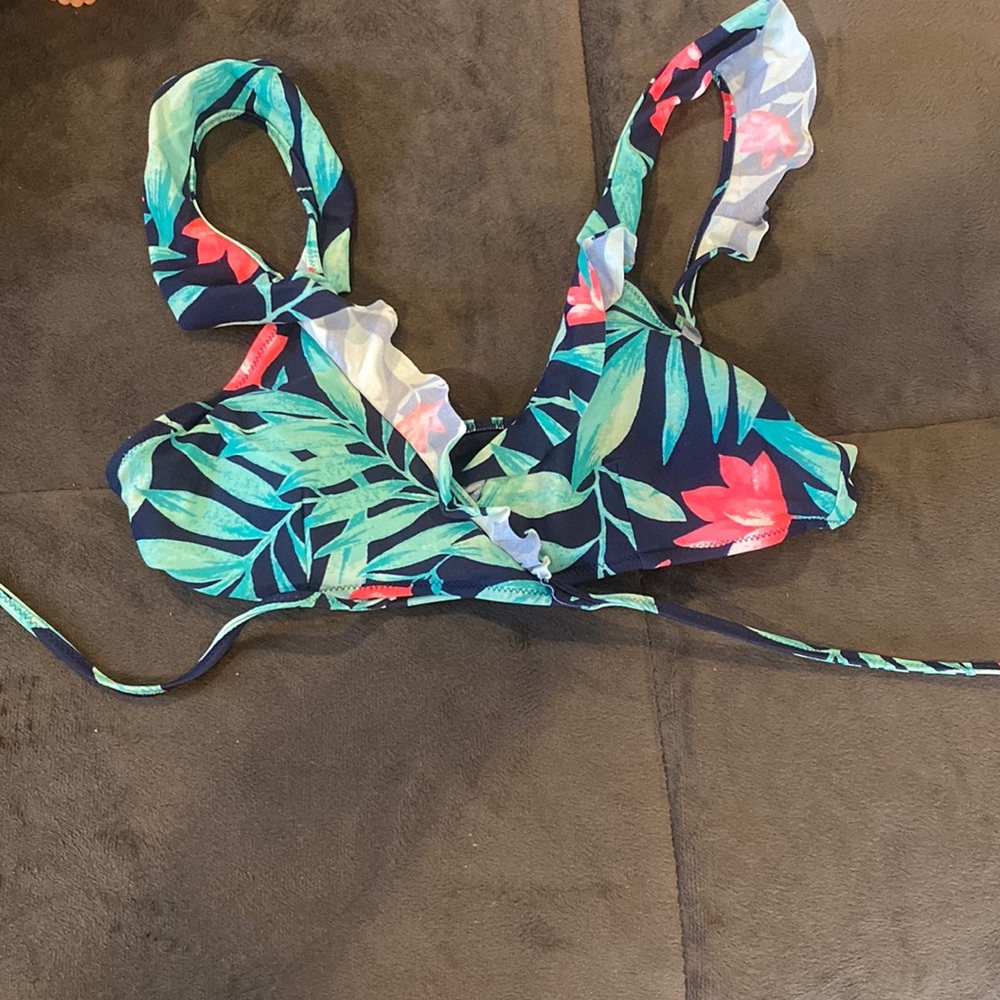 Womens size small aerie swimsuit top, never worn, self tie wrap around